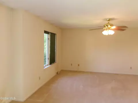 Living - 15 Pinecrest Dr, Schenectady, NY 12309 photo 11 of 12