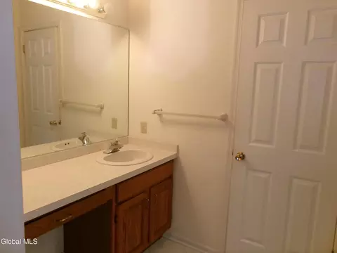 Bath - 15 Pinecrest Dr, Schenectady, NY 12309 photo 10 of 15