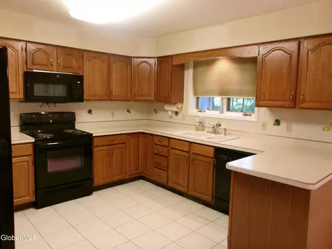 Kitchen - 15 Pinecrest Dr, Schenectady, NY 12309 photo 6 of 8