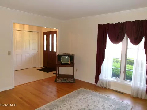 Living - 15 Pinecrest Dr, Schenectady, NY 12309 photo 1 of 12
