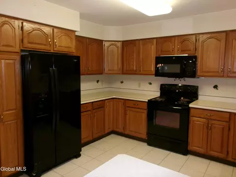 Kitchen - 15 Pinecrest Dr, Schenectady, NY 12309 photo 7 of 8