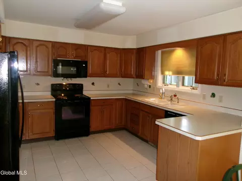 Kitchen - 15 Pinecrest Dr, Schenectady, NY 12309 photo 8 of 8