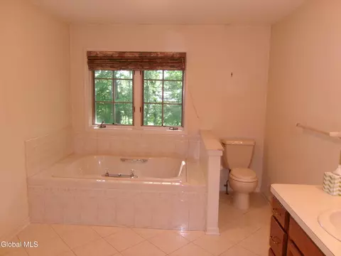 Bath - 15 Pinecrest Dr, Schenectady, NY 12309 photo 5 of 15