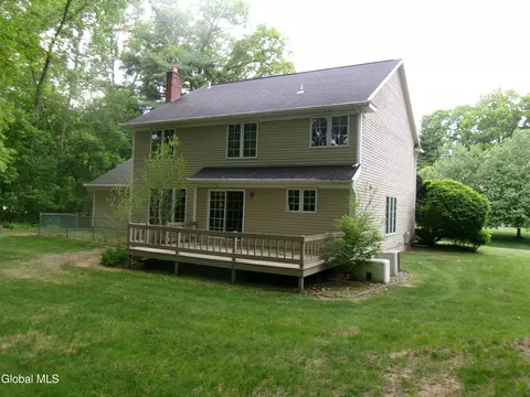Exterior - 15 Pinecrest Dr, Schenectady, NY 12309 photo 7 of 11