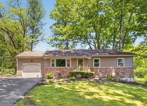 798 Westmoreland Dr, Niskayuna, NY 12309