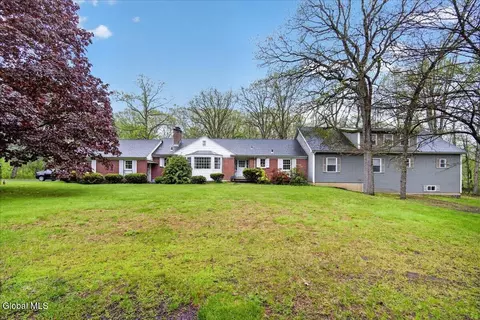 6 Sage Hill Ln, Menands, NY 12204