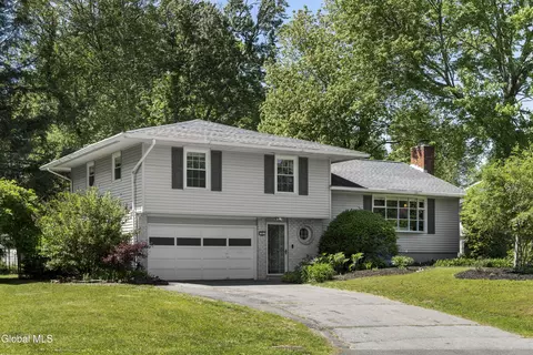22 Shetland Dr, Delmar, NY 12054