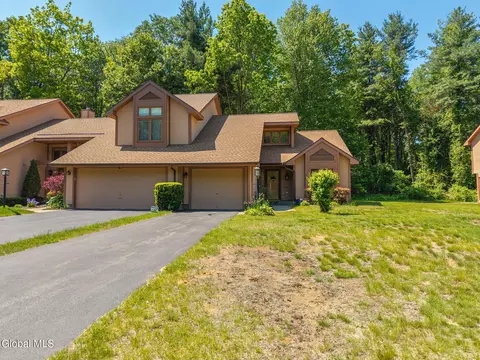 4034 Georgetown Sq, Schenectady, NY 12303