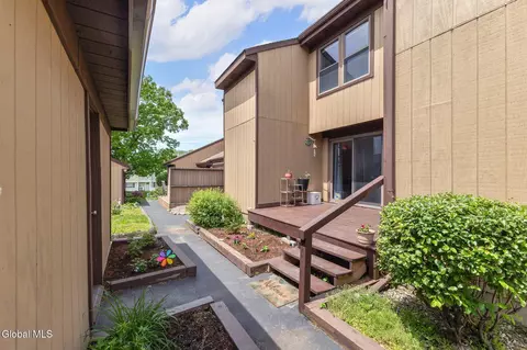 1503 Huntington Ct, East Greenbush, NY 12061