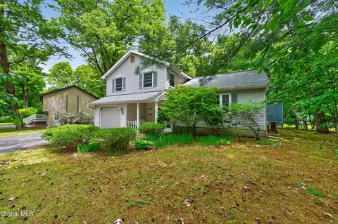 42 Wineberry Ln, Malta, NY 12020