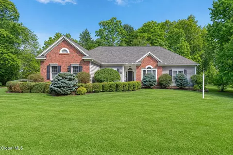 76 Journey Ln, Glenmont, NY 12077