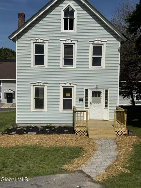 45 6th St, Waterford, NY 12188
