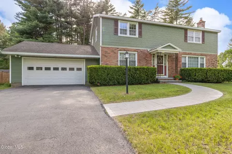 18 Sherwood Dr, Queensbury, NY 12804