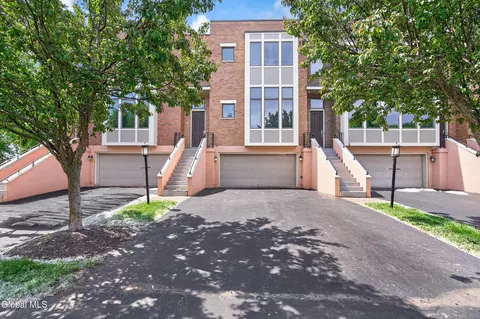 4 Bryn Mawr Ct, Albany, NY 12211