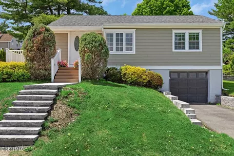 15 Youngs Pl, Latham, NY 12110