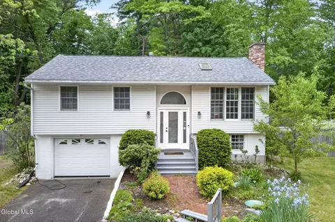 5 White Pine Ln, Saratoga Springs, NY 12866