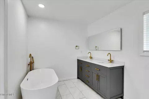 Bath - 2115 Colgate Pl, Schenectady, NY 12304 photo 4 of 9
