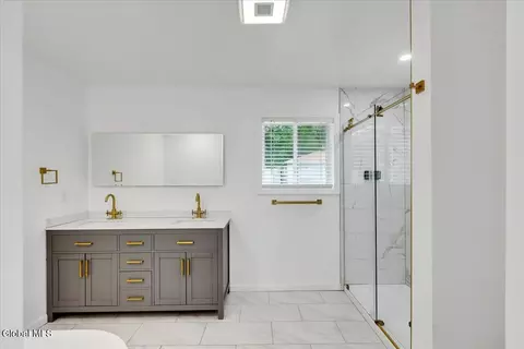 Bath - 2115 Colgate Pl, Schenectady, NY 12304 photo 1 of 9