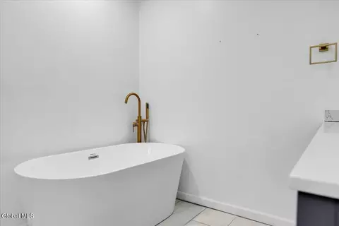 Bath - 2115 Colgate Pl, Schenectady, NY 12304 photo 5 of 9