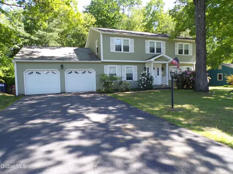 19 Oakwood Dr, Queensbury, NY 12804