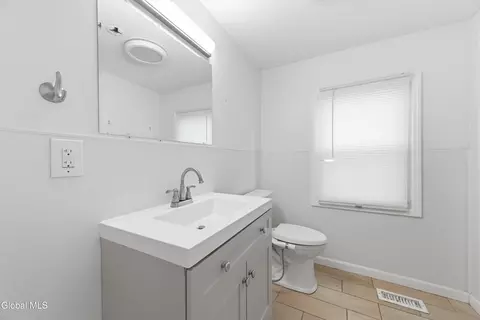 Bath - 86 14th St, Troy, NY 12180 photo 1 of 3