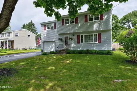 30 Fredrick Dr, Saratoga Springs, NY 12866
