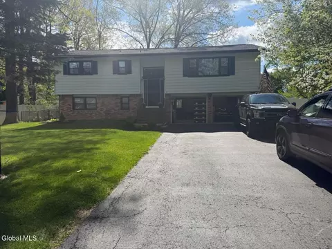 7 Ponderosa Dr, Voorheesville, NY 12186