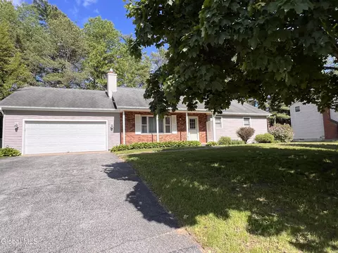 7 Sweetbriar Ln, Queensbury, NY 12804