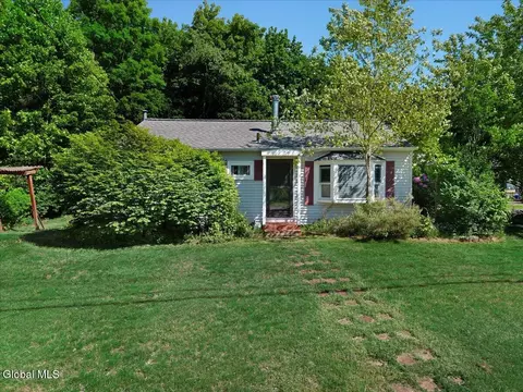 3 Jones Dr, Schenectady, NY 12309