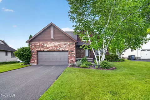 23 Rolling Hills Rd, Niskayuna, NY 12309