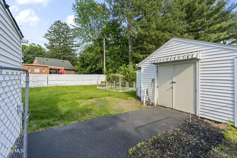 Exterior - 1054 Outer Dr, Schenectady, NY 12303 photo 3 of 3