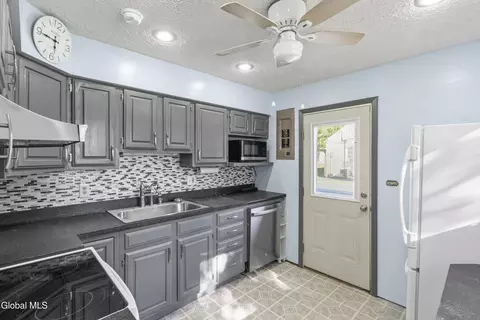 Kitchen - 1054 Outer Dr, Schenectady, NY 12303 photo 3 of 4