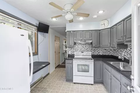 Kitchen - 1054 Outer Dr, Schenectady, NY 12303 photo 2 of 4