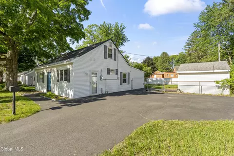 Exterior - 1054 Outer Dr, Schenectady, NY 12303 photo 2 of 3