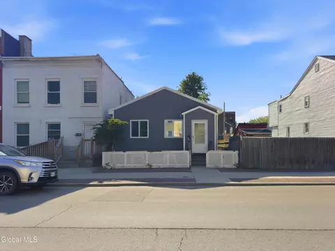415 4th St, Troy, NY 12180