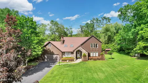 3 Hickory Ln, Averill Park, NY 12018