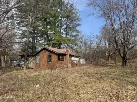 18 Sunset Dr, Selkirk, NY 12158