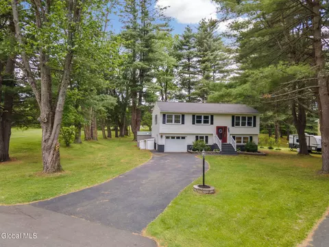 247 Pinewood Dr, Schenectady, NY 12303