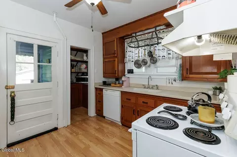 Kitchen - 1135 Baker Ave, Schenectady, NY 12309 photo 3 of 6