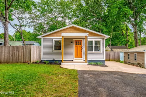 8 Cove St, Niverville, NY 12130