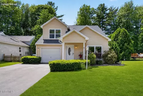 76 Skylark Dr, Ballston Spa, NY 12020