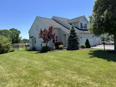 4 Breezy Pointe Dr # A, Halfmoon, NY 12065