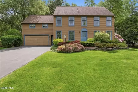 908 Mohegan Rd, Niskayuna, NY 12309