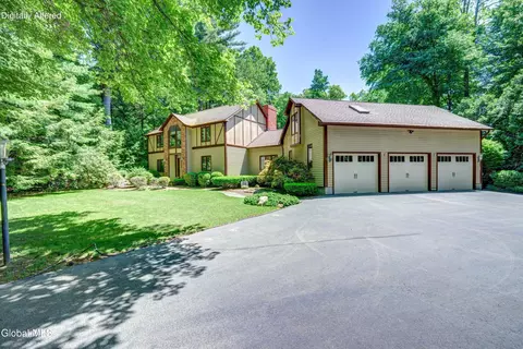 16 Innisbrook Dr, Clifton Park, NY 12065