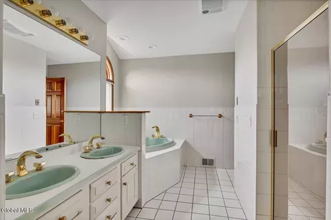 Bath - 1306 Putnam Rd, Schenectady, NY 12306 photo 6 of 7