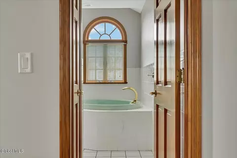 Bath - 1306 Putnam Rd, Schenectady, NY 12306 photo 3 of 7