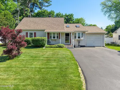 13 Saratoga Dr, Glenville, NY 12302
