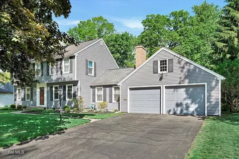 16 Longwood Dr, Delmar, NY 12054