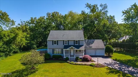 3 Fenway Dr, Loudonville, NY 12211