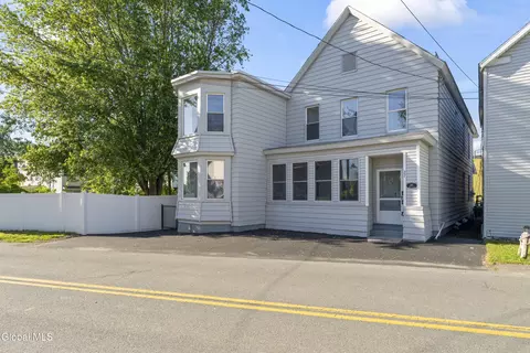 27 Mohawk Ave, Waterford, NY 12188